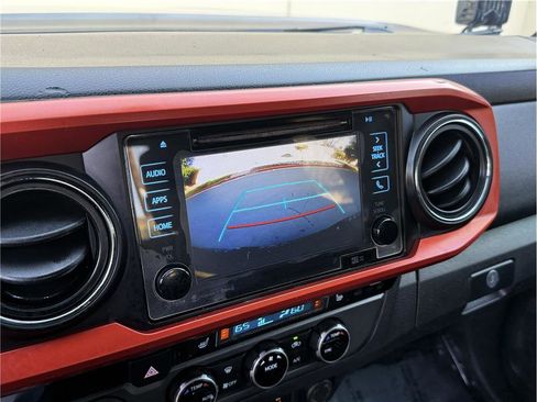 Used 2016 Toyota Tacoma TRD Off-Road w/ Premium & Technology Package image 17