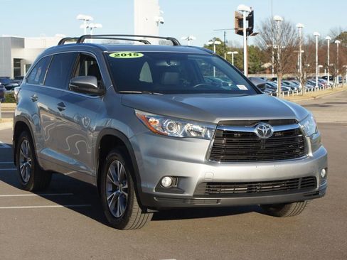 Used 2015 Toyota Highlander XLE image 2