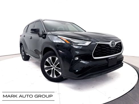Used 2022 Toyota Highlander XLE FWD image 1