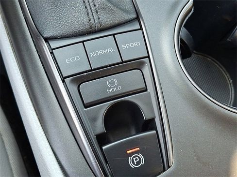 Used 2023 Toyota Camry SE image 19