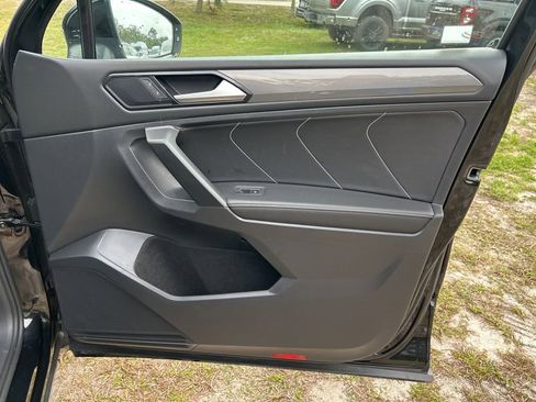 Used 2023 Volkswagen Tiguan SE image 41