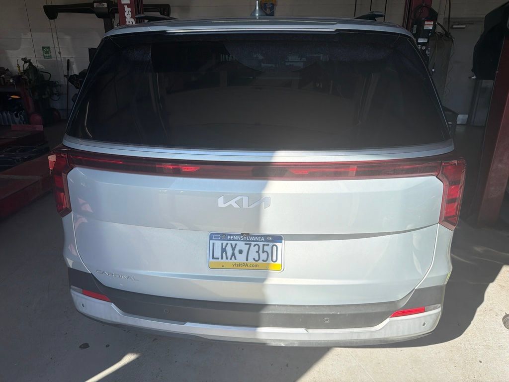 Used 2025 Kia Carnival EX FWD image 4