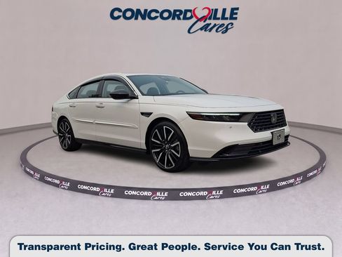 Used 2025 Honda Accord Touring image 1