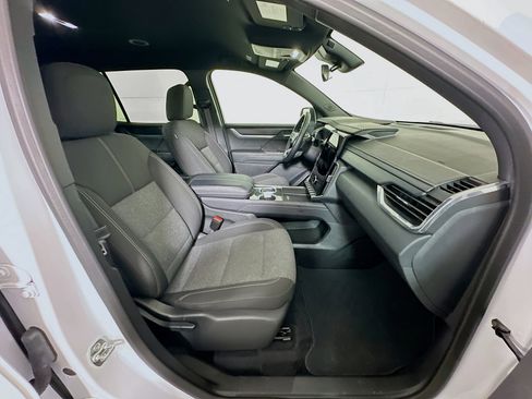 Used 2025 GMC Acadia Elevation image 33