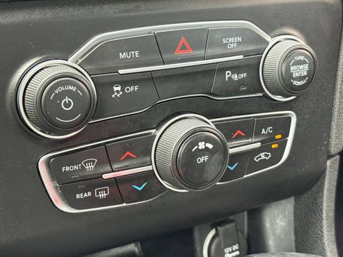 Used 2022 Dodge Charger SXT RWD image 18