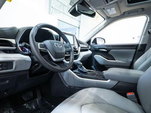 Certified 2025 Toyota Highlander XLE image 13