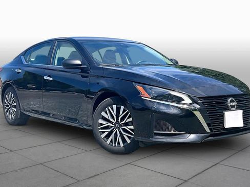 Used 2025 Nissan Altima 2.5 SV FWD image 3