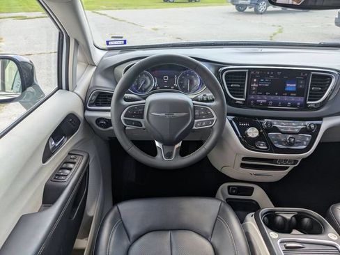 Used 2024 Chrysler Pacifica Touring-L FWD image 27