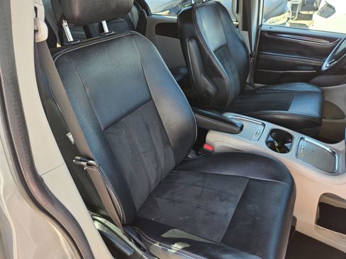 Used 2019 Dodge Grand Caravan SXT FWD image 14