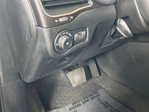 Used 2022 Jeep Cherokee Trailhawk image 10