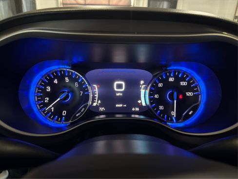 Used 2023 Chrysler Pacifica Touring-L FWD image 21