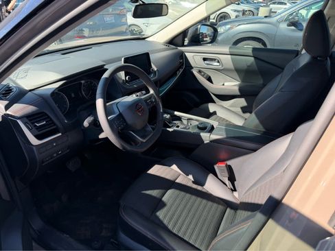 Used 2025 Nissan Rogue SV image 3