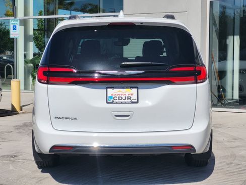 Used 2022 Chrysler Pacifica Touring-L FWD image 6