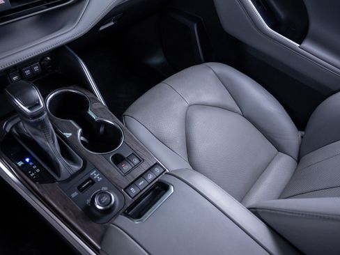 Used 2021 Toyota Highlander Limited image 29