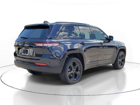 Used 2024 Jeep Grand Cherokee Limited w/ Black Appearance Package RWD image 4
