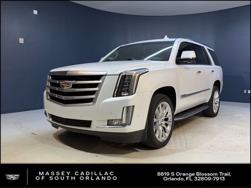 Used 2018 Cadillac Escalade Luxury RWD image 1