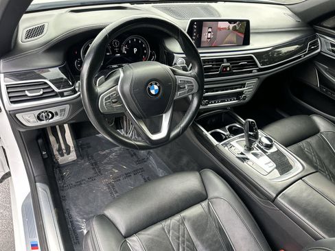 Used 2019 BMW 750i w/ Executive Package image 2