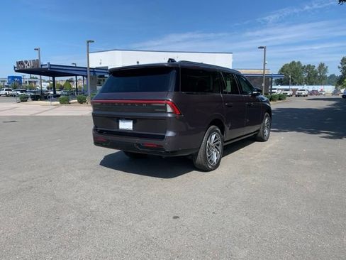 Used 2025 Lincoln Navigator L Reserve AWD/4WD image 10