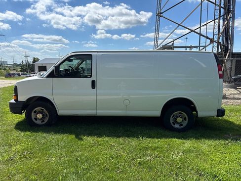 Used 2015 Chevrolet Express 2500 RWD image 4