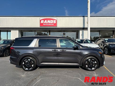 Used 2025 Kia Carnival EX FWD image 1