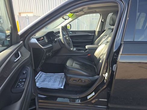 Used 2023 Jeep Grand Cherokee L Limited w/ Black Appearance Package AWD/4WD image 9