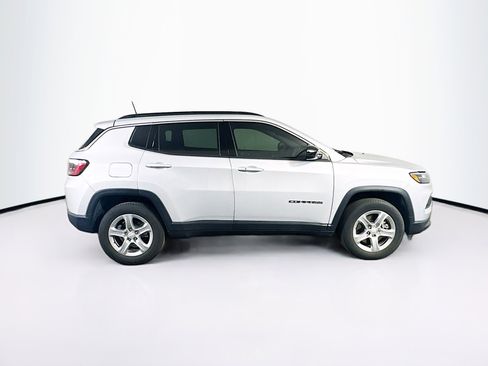 Used 2024 Jeep Compass Latitude image 10