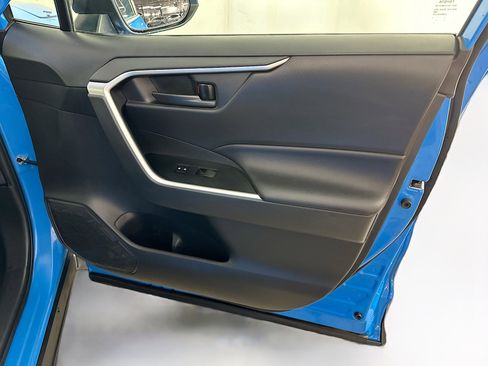 Used 2019 Toyota RAV4 LE w/ Carpet Mat Package image 31