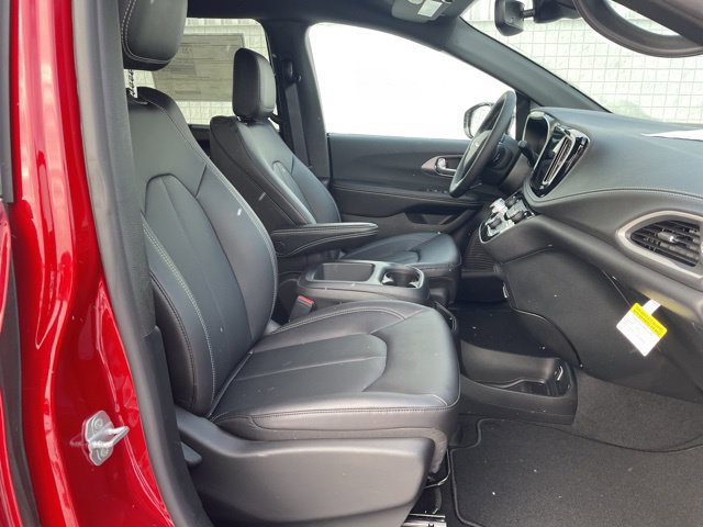 New 2026 Chrysler Pacifica Select AWD/4WD image 18
