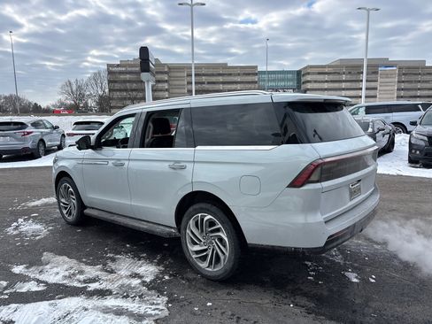 New 2026 Lincoln Navigator Premiere image 5