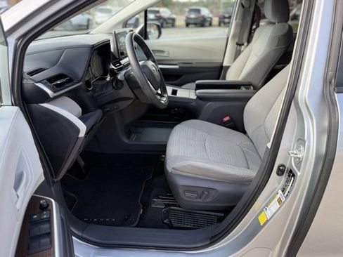 Used 2021 Toyota Sienna LE image 9