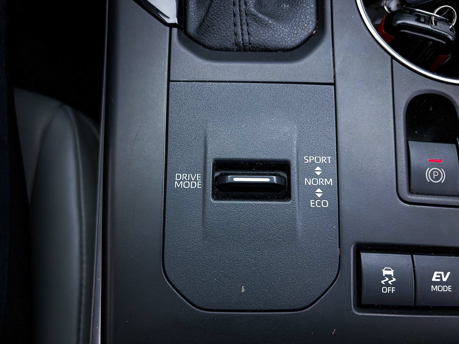 Used 2020 Toyota Highlander XLE AWD/4WD image 25