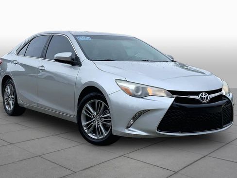Used 2017 Toyota Camry SE w/ Moonroof Package FWD image 3