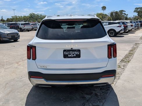 Certified 2025 Kia Sorento S FWD image 7