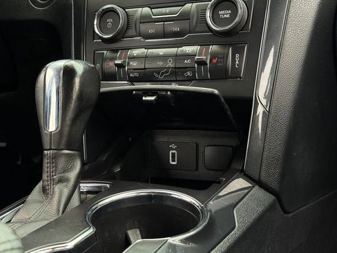 Used 2019 Ford Explorer XLT AWD/4WD image 24