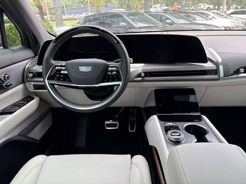 New 2026 Cadillac Vistiq Sport image 17