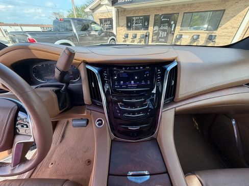 Used 2017 Cadillac Escalade AWD Platinum image 21