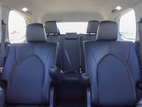 Used 2025 Toyota Grand Highlander AWD image 16