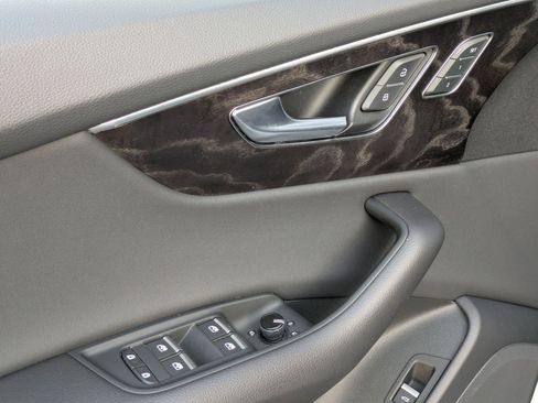 Used 2023 Audi Q8 Premium image 11