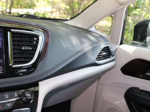 Used 2019 Chrysler Pacifica Limited w/ Advanced Safetytec Group FWD image 21