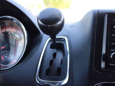 Used 2018 Dodge Grand Caravan SE FWD image 34