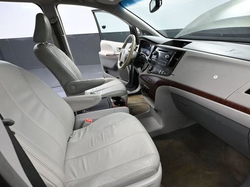 Used 2014 Toyota Sienna XLE image 46