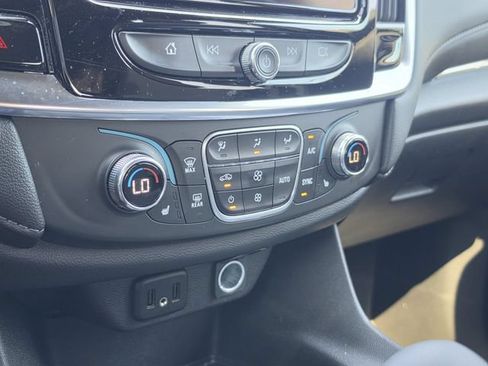 Used 2023 Chevrolet Traverse LT FWD image 28