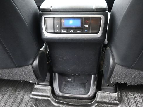 Used 2019 Toyota Highlander XLE image 27