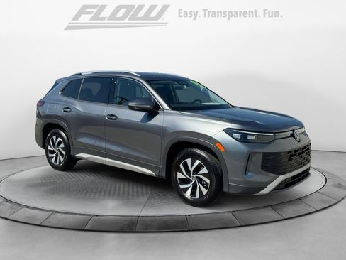 Used 2025 Volkswagen Tiguan S image 1