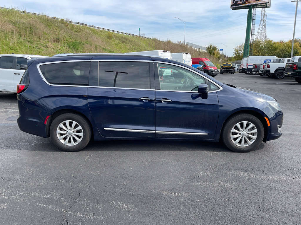 Used 2019 Chrysler Pacifica Touring-L FWD image 1