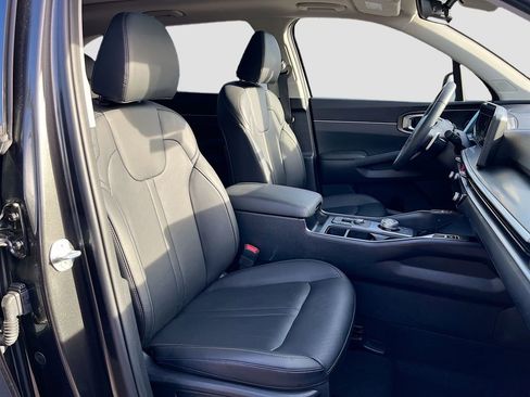 Certified 2025 Kia Sorento EX w/ EX Panoramic Sunroof Package image 28