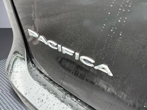 Used 2018 Chrysler Pacifica Touring FWD image 6