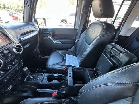 Used 2017 Jeep Wrangler Unlimited Rubicon w/ Connectivity Group AWD/4WD image 18
