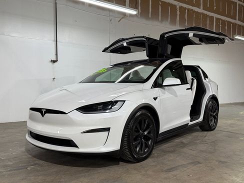 Used 2023 Tesla Model X image 19