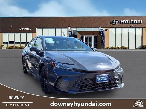 Used 2025 Toyota Camry SE FWD image 3